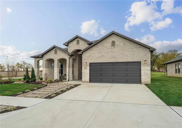 1st image of 18520 W 195th Ter, Spring Hill, KS 66083 | MLS# 2634212