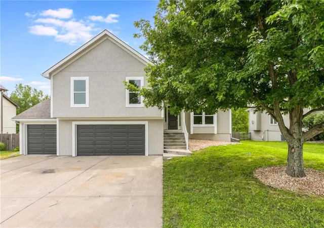 1st image of 992 Sicklebar Dr, Peculiar, MO 64078 | MLS# 2634221