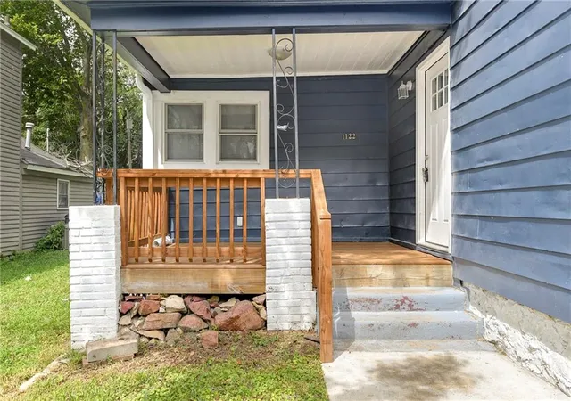 Photo 3 of Single family home for sale at 1122 2nd Avenue, Leavenworth, KS 66048 | MLS# 2634226 | Listing updated on 2026-10-09