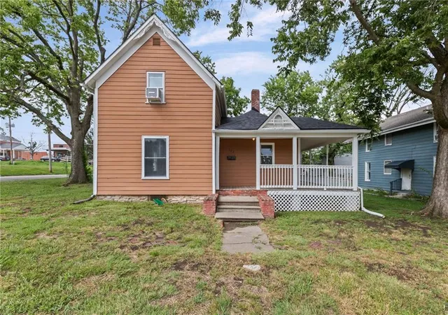 1st image of 102 E Miami St, Paola, KS 66071 | MLS# 2634234