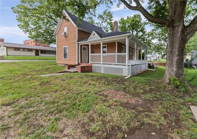 2nd image of 102 E Miami St, Paola, KS 66071 | MLS# 2634234