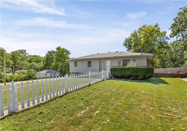 Photo 3 of Sale Pending at 2619 Ne 47th Terrace, Kansas City, MO 64117 | MLS# 2634236 | Listing updated on 2026-09-06