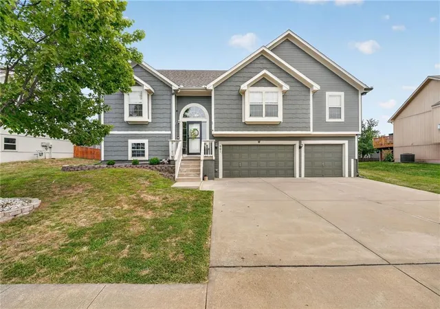 Photo 1 of Sale Pending at 901 N Birch St, Kearney, MO 64060 | MLS# 2634244 | Listing updated on 2026-08-12