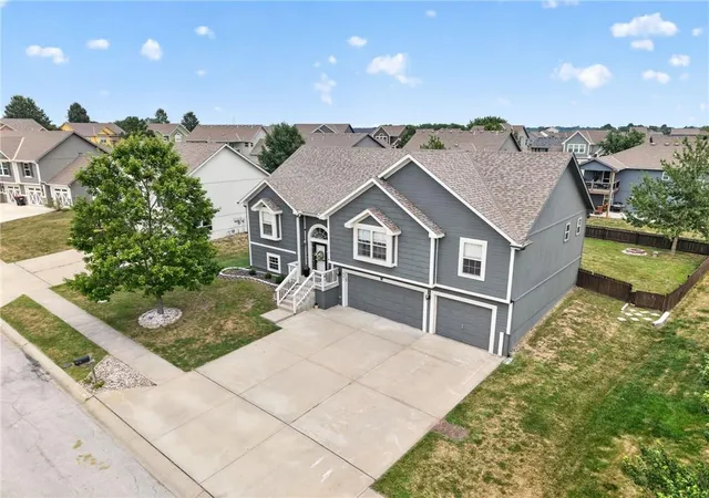 Photo 3 of Sale Pending at 901 N Birch St, Kearney, MO 64060 | MLS# 2634244 | Listing updated on 2026-08-12