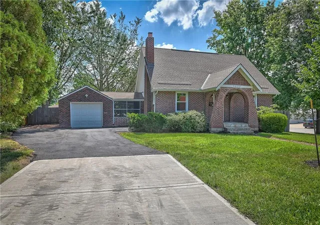 2nd image of 5833 Monrovia St, Shawnee, KS 66216 | MLS# 2634274