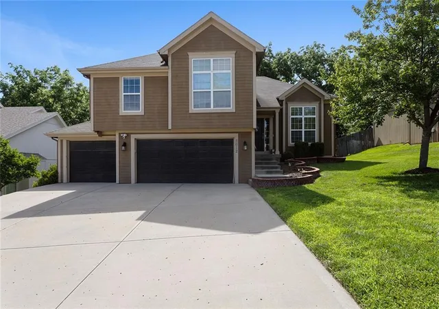 Photo 1 of Single family home for sale at 5612 N Wyoming Ave, Kansas City, MO 64118 | MLS# 2634275 | Listing updated on 2026-08-17
