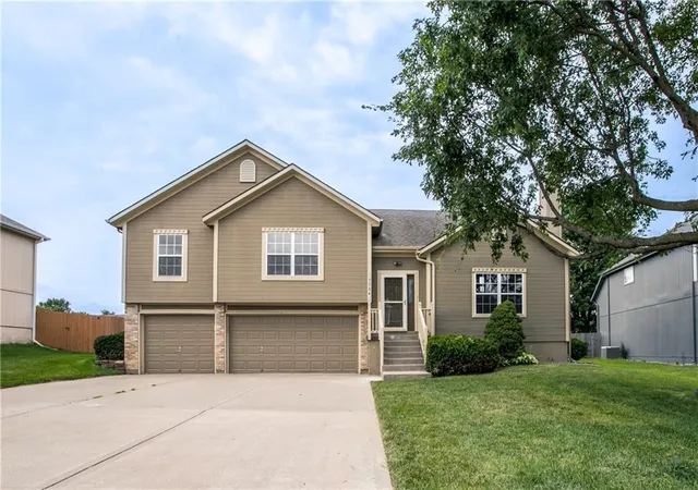 Photo 1 of Sale Pending at 1324 Se Dalton Cir, Lees Summit, MO 64081 | MLS# 2634279 | Listing updated on 2026-08-27