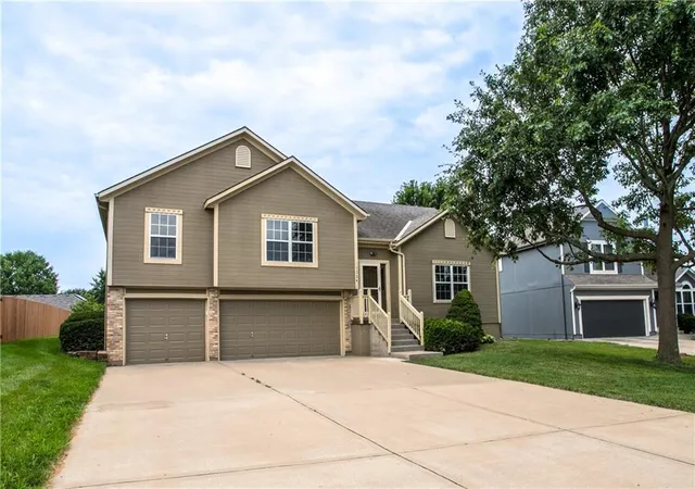 Photo 2 of Sale Pending at 1324 Se Dalton Cir, Lees Summit, MO 64081 | MLS# 2634279 | Listing updated on 2026-08-27