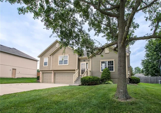Photo 3 of Sale Pending at 1324 Se Dalton Cir, Lees Summit, MO 64081 | MLS# 2634279 | Listing updated on 2026-08-27