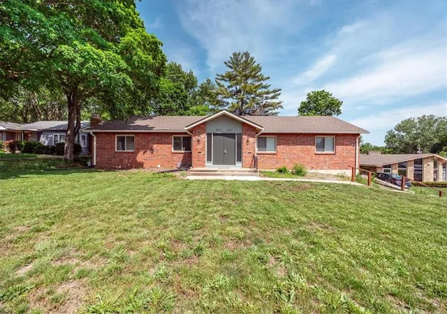 1st image of 8021 Holmes Rd, Kansas City, MO 64131 | MLS# 2634285