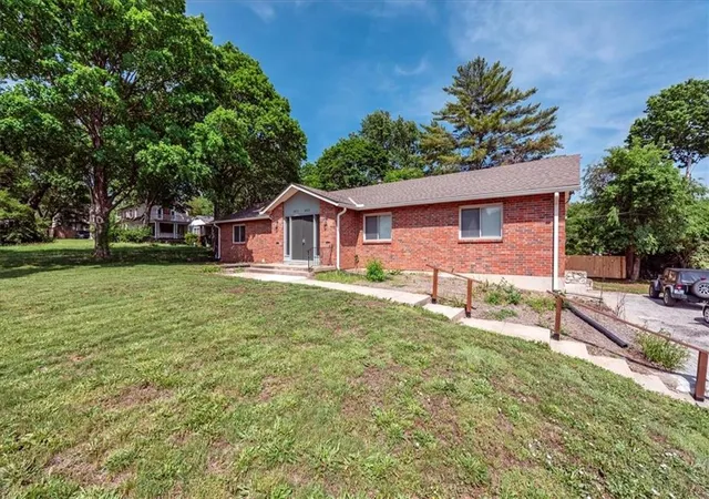 2nd image of 8021 Holmes Rd, Kansas City, MO 64131 | MLS# 2634285