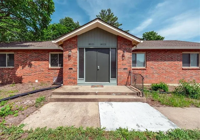 Listing Photo 3 - Condo for sale in building located at 8021 Holmes Rd, Kansas City, MO 64131