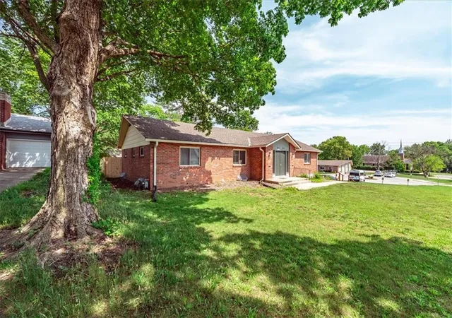 Listing Photo 4 - Condo for sale in building located at 8021 Holmes Rd, Kansas City, MO 64131