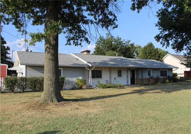 Photo 1 of Single family home for sale at 220 W Garfield St, Iola, KS 66749 | MLS# 2634294 | Listing updated on 2026-10-14