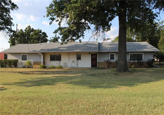 Photo 2 of Single family home for sale at 220 W Garfield St, Iola, KS 66749 | MLS# 2634294 | Listing updated on 2026-10-14