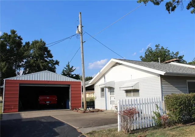 Photo 3 of Single family home for sale at 220 W Garfield St, Iola, KS 66749 | MLS# 2634294 | Listing updated on 2026-10-14