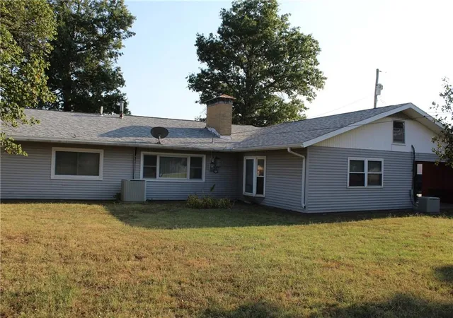 Photo 3 of Single family home for sale at 220 W Garfield St, Iola, KS 66749 | MLS# 2634294 | Listing updated on 2026-10-14