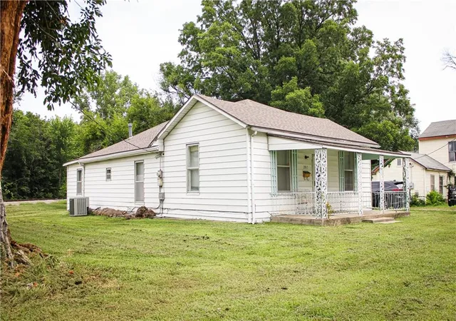 1st image of 203 E Elm St, Clinton, MO 64735 | MLS# 2634319