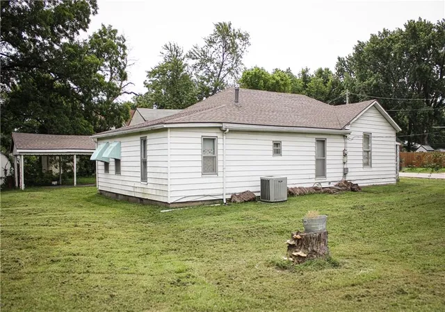 2nd image of 203 E Elm St, Clinton, MO 64735 | MLS# 2634319