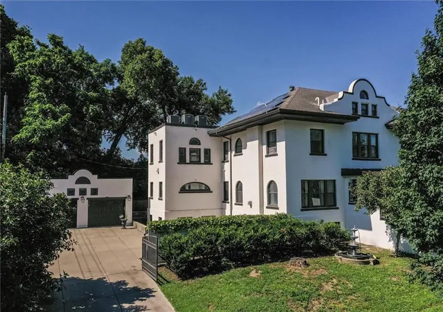 Photo 2 of Mansion for sale at 401 E 36th Street, Kansas City, MO 64109 | MLS# 2634322 | Listing updated on 2026-08-03
