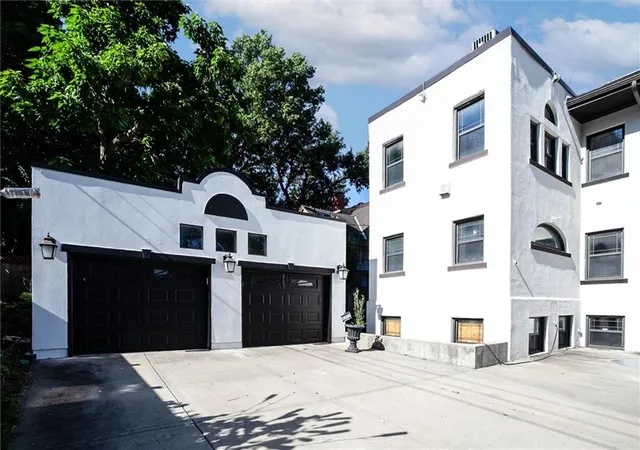 Photo 3 of Mansion for sale at 401 E 36th Street, Kansas City, MO 64109 | MLS# 2634322 | Listing updated on 2026-08-03