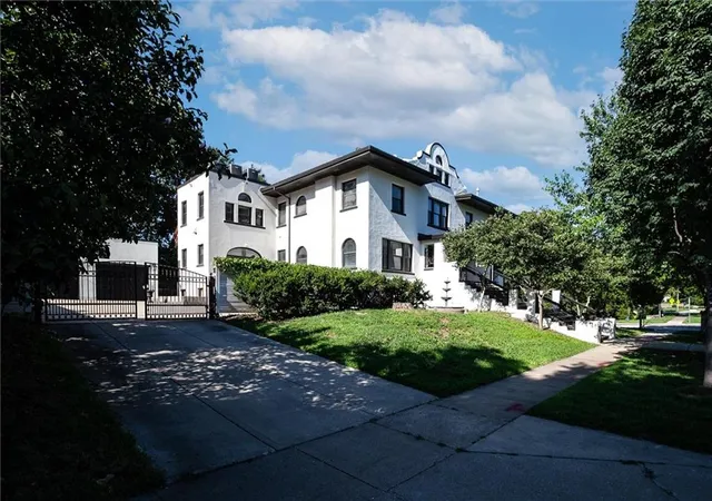Photo 3 of Single family home for sale at 401 E 36th Street, Kansas City, MO 64109 | MLS# 2634322 | Listing updated on 2026-08-03