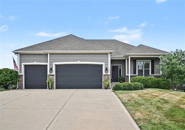 3rd image of 701 Indian Trail Ct, Smithville, MO 64089 | MLS# 2634324