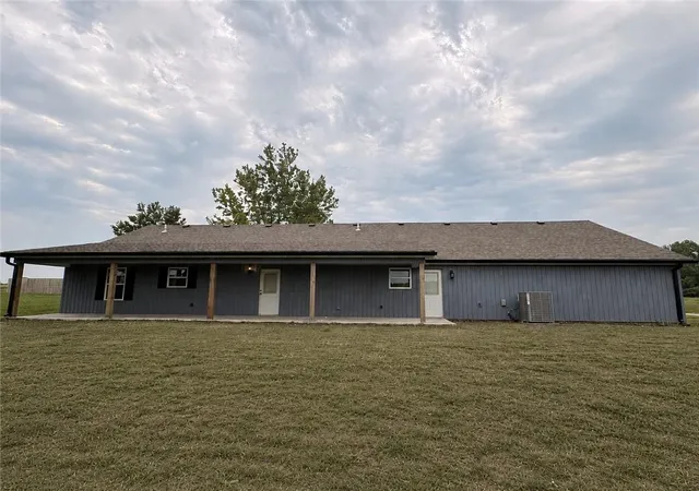 11th image of 1152 Lafayette Dr, Odessa, MO 64076 | MLS# 2634325