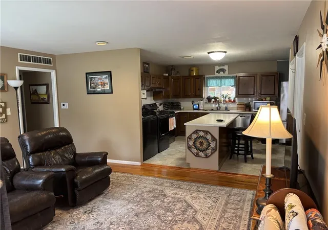 2nd image of 714 W Thompson St, Maryville, MO 64468 | MLS# 2634326