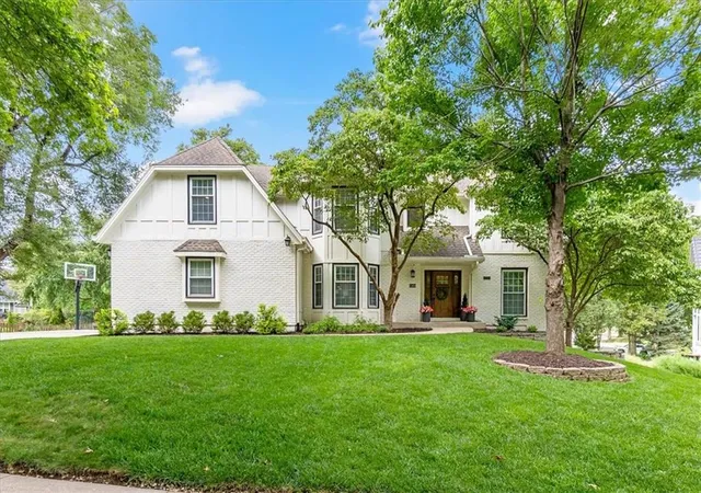Photo 2 of Sale Pending at 11404 Linden St, Leawood, KS 66211 | MLS# 2634329 | Listing updated on 2026-08-28