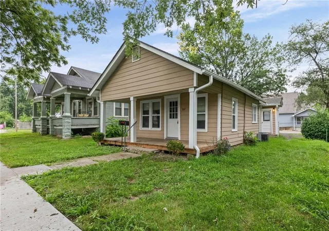 2nd image of 707 S Tremont Ave, Ottawa, KS 66067 | MLS# 2634335