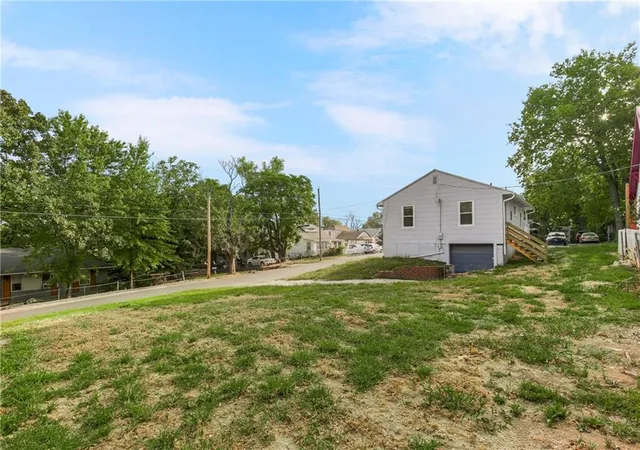 Photo 3 of Sale Pending at 7900 Chestnut Ave, Kansas City, MO 64132 | MLS# 2634340 | Listing updated on 2026-09-04
