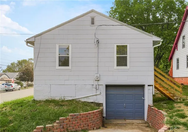 Photo 4 of Sale Pending at 7900 Chestnut Ave, Kansas City, MO 64132 | MLS# 2634340 | Listing updated on 2026-09-04