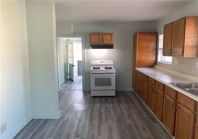 Listing Photo 3 - Condo for sale in building located at 5816 E 14th St, Kansas City, MO 64126