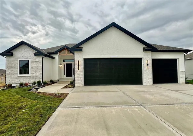Photo 1 of Single family home for sale at 528 Skyview Ln, Liberty, MO 64068 | MLS# 2634351 | Listing updated on 2026-10-08