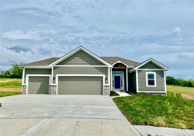 Photo 3 of Single family home for sale at 528 Skyview Ln, Liberty, MO 64068 | MLS# 2634351 | Listing updated on 2026-10-08