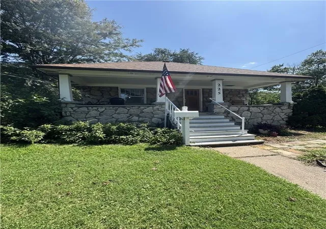 Photo 1 of Single family home for sale at 225 W Moore St, Independence, MO 64050 | MLS# 2634352 | Listing updated on 2026-09-08