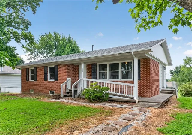 1st image of 102 E Hospital Rd, El Dorado Springs, MO 64744 | MLS# 2634354