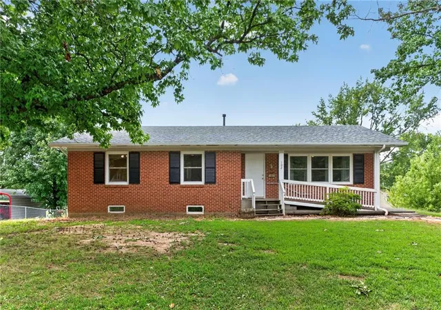 3rd image of 102 E Hospital Rd, El Dorado Springs, MO 64744 | MLS# 2634354