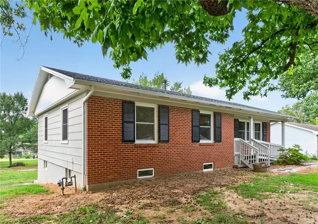 4th image of 102 E Hospital Rd, El Dorado Springs, MO 64744 | MLS# 2634354