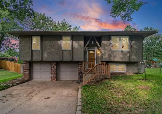 Photo 1 of Sale Pending at 1905 S Speas Dr, Blue Springs, MO 64014 | MLS# 2634359 | Listing updated on 2026-08-13
