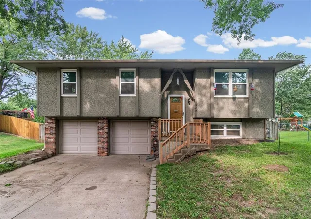 Photo 2 of Sale Pending at 1905 S Speas Dr, Blue Springs, MO 64014 | MLS# 2634359 | Listing updated on 2026-08-13