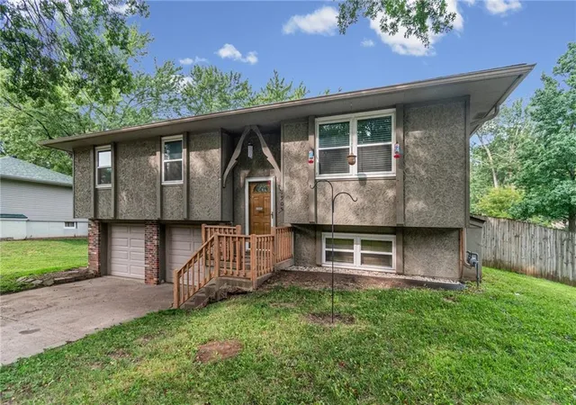 Photo 3 of Sale Pending at 1905 S Speas Dr, Blue Springs, MO 64014 | MLS# 2634359 | Listing updated on 2026-08-13