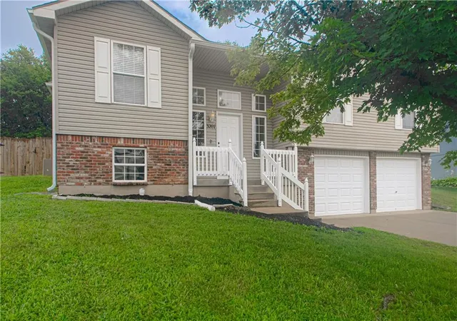 Photo 3 of Sale Pending at 3207 Steel Wheel Dr, Harrisonville, MO 64701 | MLS# 2634365 | Listing updated on 2026-09-06