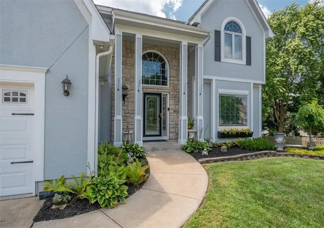 Photo 2 of Single family home for sale at 2525 Se Nottingham Dr, Lee's Summit, MO 64063 | MLS# 2634367 | Listing updated on 2026-10-08