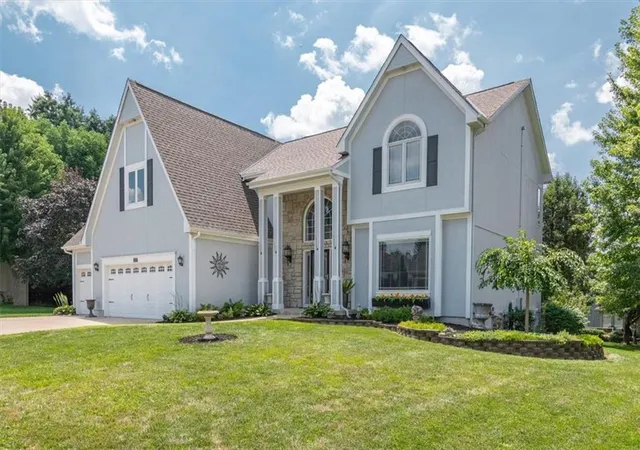Photo 3 of Single family home for sale at 2525 Se Nottingham Dr, Lee's Summit, MO 64063 | MLS# 2634367 | Listing updated on 2026-10-08