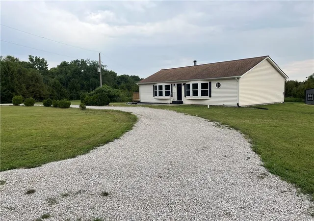 2nd image of 10 Nebraska Dr, Linn Valley, KS 66040 | MLS# 2634370