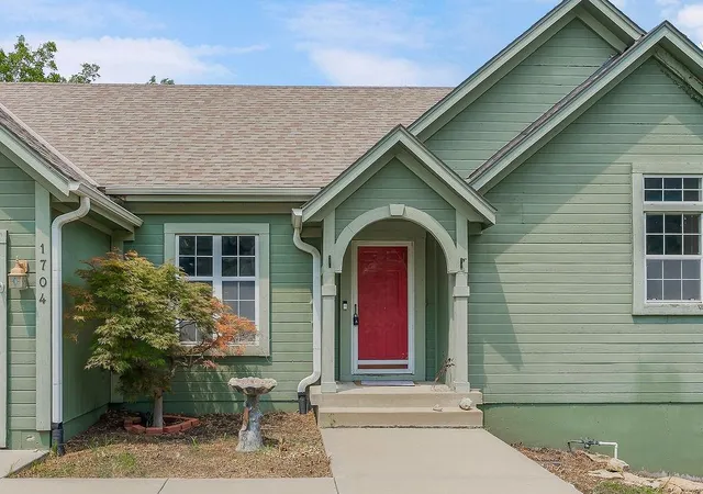 Photo 2 of Single family home for sale at 1704 Hunter Dr, Olathe, KS 66061 | MLS# 2634394 | Listing updated on 2026-09-29