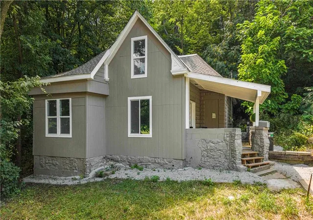 Photo 2 of Single family home for sale at 528 Caldwell St, Excelsior Springs, MO 64024 | MLS# 2634405 | Listing updated on 2026-08-10