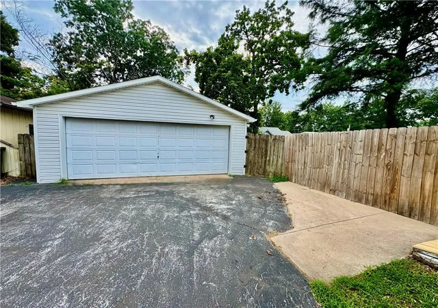 Photo 3 of Single family home for sale at 805 S 2nd Street, Clinton, MO 64735 | MLS# 2634406 | Listing updated on 2026-07-31